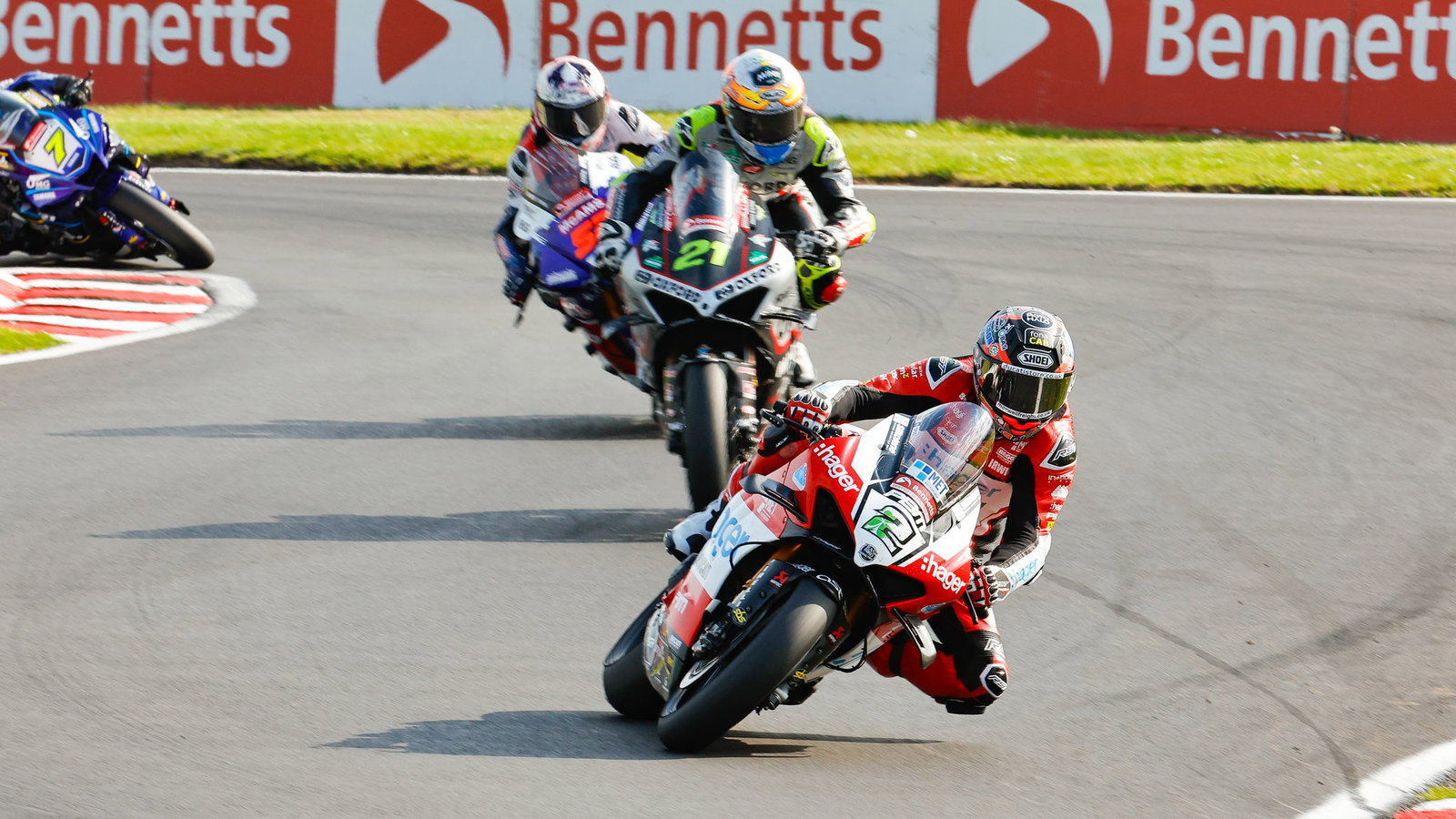 Iddon chasing Irwin at Oulton Park, 2024